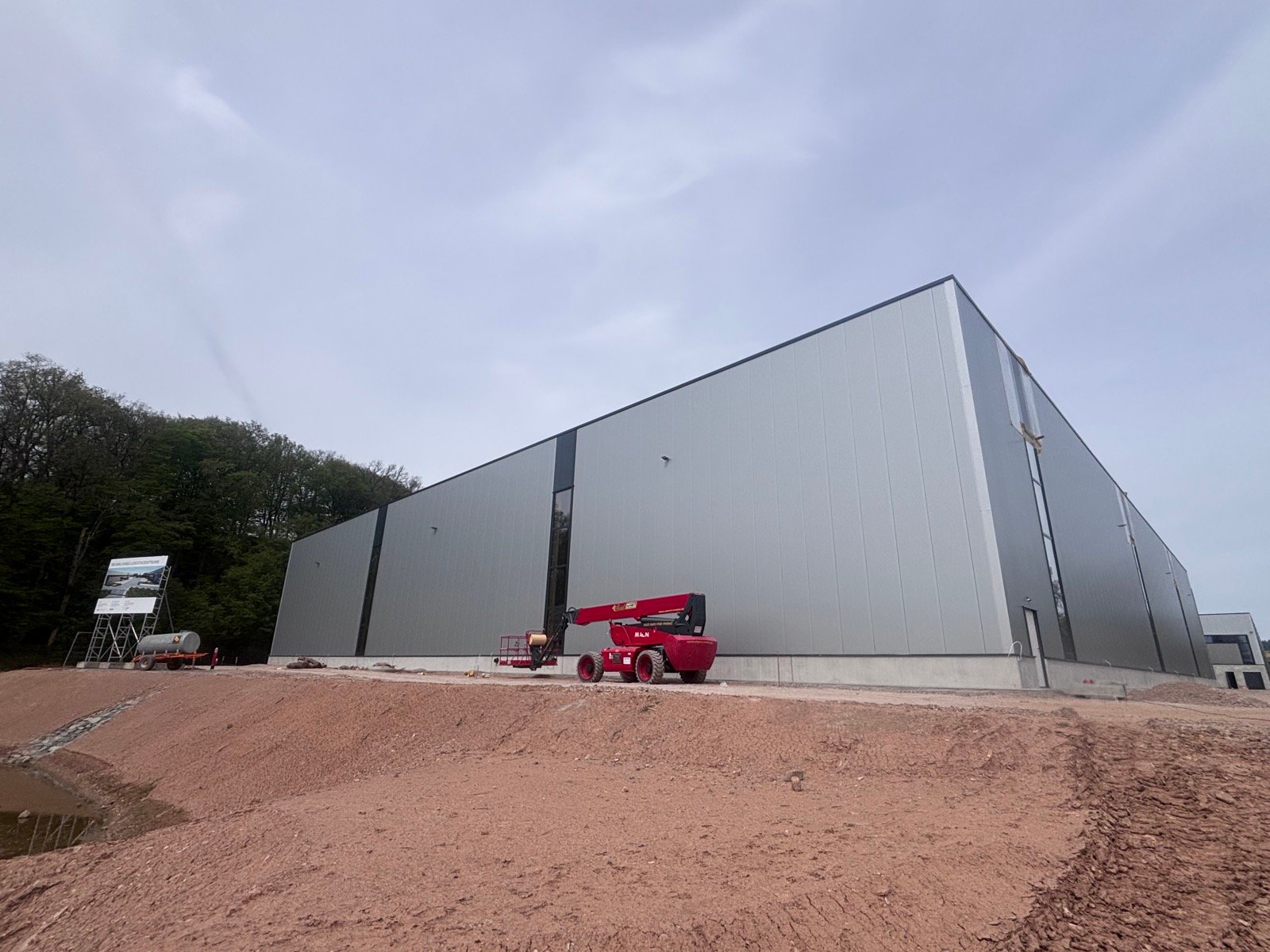 Neu errichtete Industriehalle mit Metallfassade, Außenansicht