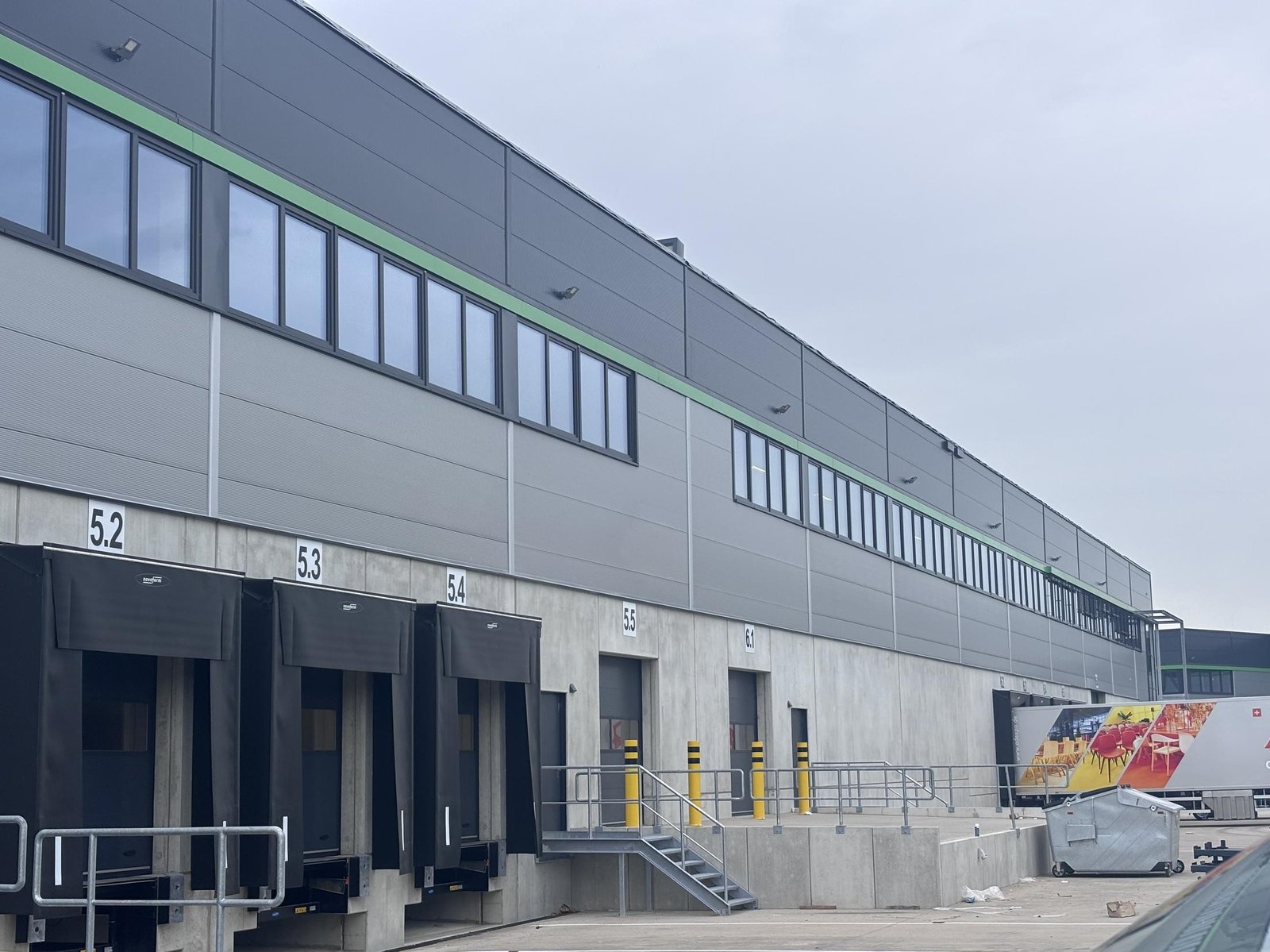Laderampe einer Logistikhalle mit mehreren Andockstellen