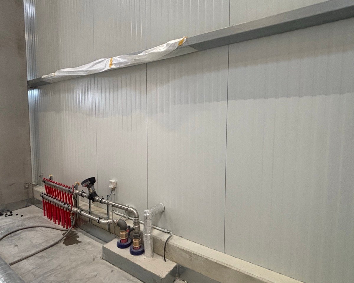 Trapezblechwand in Lübeck nach der Reparatur: die Dellen sind ausgearbeitet, Farbton RAL 9002 möglichst unauffällig angeglichen.