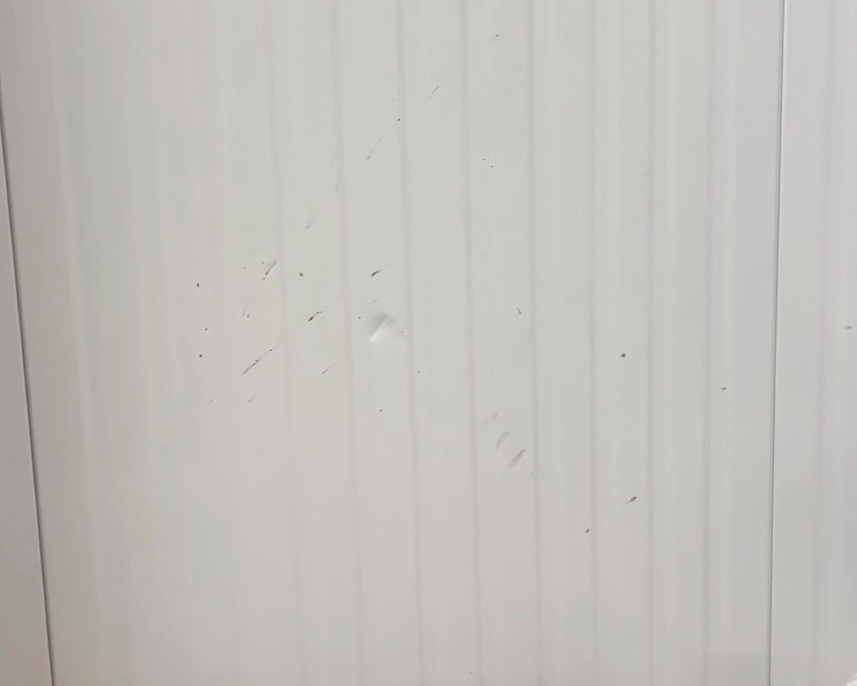 Delle im Trapezblech in Lübeck vor der Reparatur, Nahaufnahme.