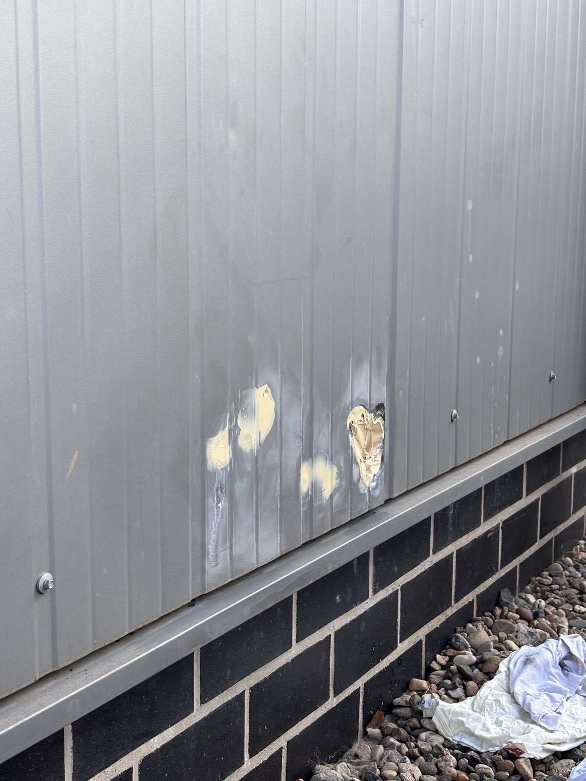 Trapezblechfassade vor der Reparatur mit sichtbarem Schaden